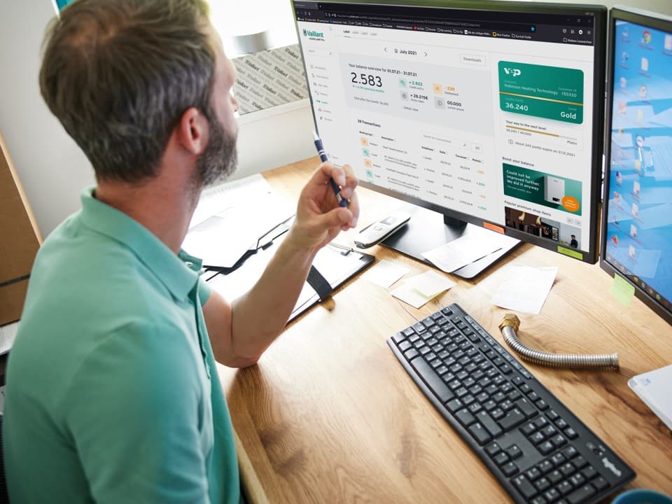 Installatören sitter framför datorn