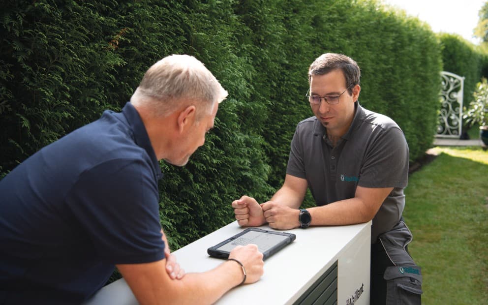 Installatör och servicetekniker från Vaillant installerar en värmepump.